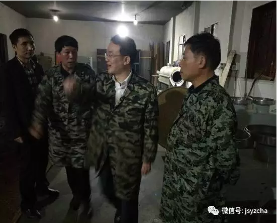 游志堅深夜看望君山茶廠制茶人員